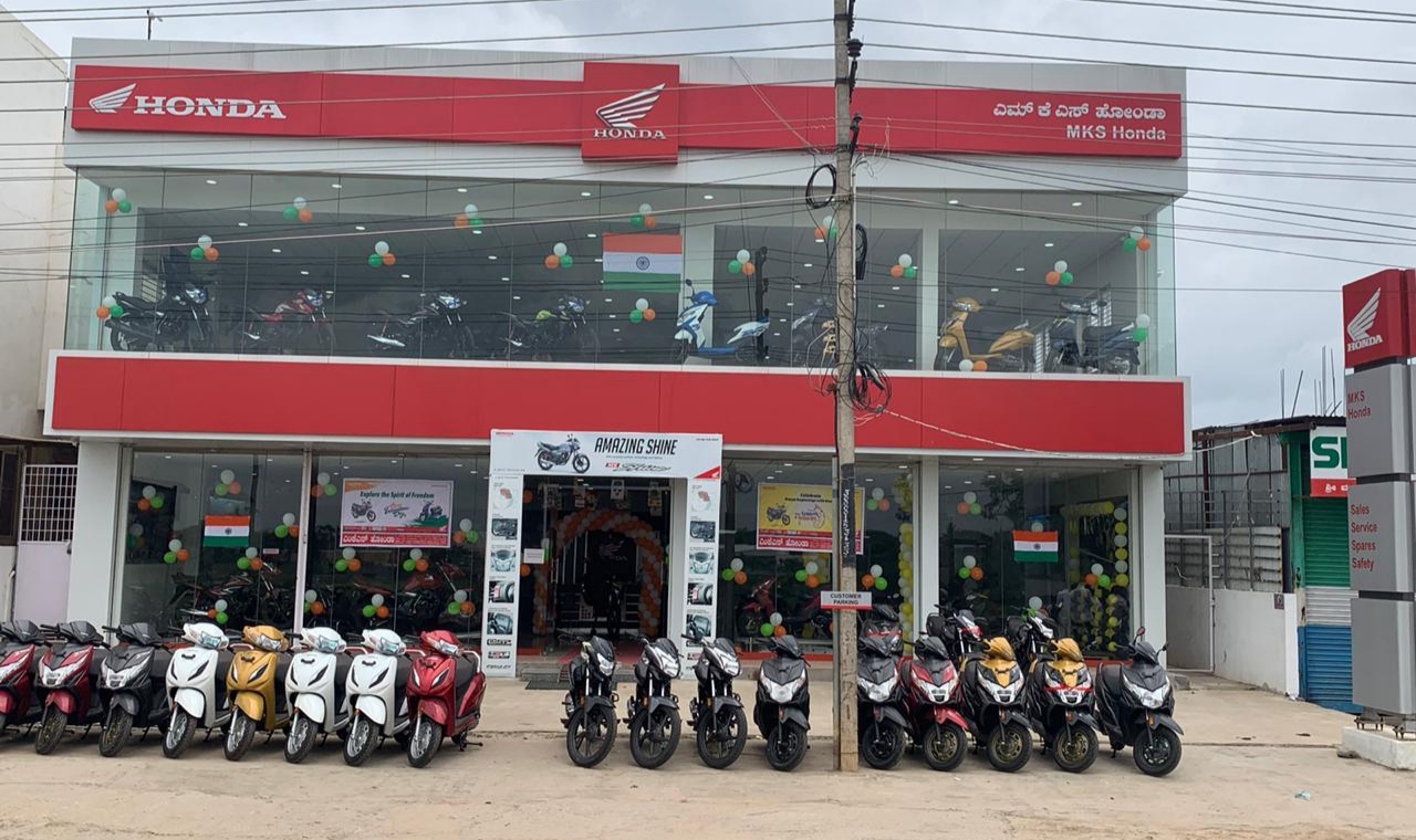 showroom_front